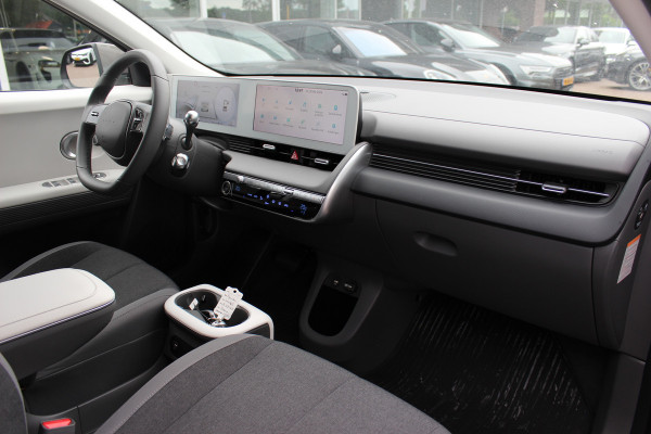 Hyundai IONIQ 5 Style 58 kWh 15.112km! / SoH 98,2% / NL Auto! / Trekhaak / Camera / CarPlay / Keyless / 19'' / Virtual Cockpit / DAB / ACC