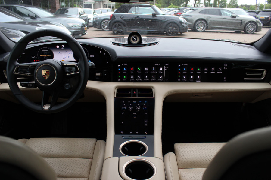 Porsche Taycan 4S Performance 84 kWh / SoH 93,3% / 1e Eign. / NL Auto / Panoramadak / 360Camera / Achterasbesturing / Burmester / Luchtvering / Keyless / 21'' / Sportdesign+Chrono / Stoel+Stuurverwarming / Dodehoek / DAB / Porsc