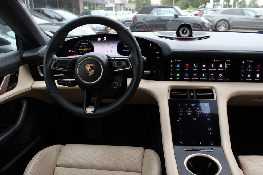 Porsche Taycan 4S Performance 84 kWh / SoH 93,3% / 1e Eign. / NL Auto / Panoramadak / 360Camera / Achterasbesturing / Burmester / Luchtvering / Keyless / 21'' / Sportdesign+Chrono / Stoel+Stuurverwarming / Dodehoek / DAB / Porsc