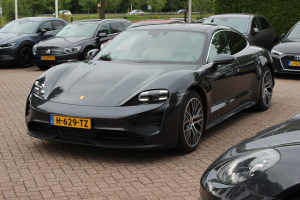 Porsche Taycan 4S Performance 84 kWh / SoH 93,3% / 1e Eign. / NL Auto / Panoramadak / 360Camera / Achterasbesturing / Burmester / Luchtvering / Keyless / 21'' / Sportdesign+Chrono / Stoel+Stuurverwarming / Dodehoek / DAB / Porsc