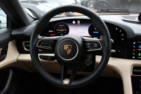 Porsche Taycan 4S Performance 84 kWh / SoH 93,3% / 1e Eign. / NL Auto / Panoramadak / 360Camera / Achterasbesturing / Burmester / Luchtvering / Keyless / 21'' / Sportdesign+Chrono / Stoel+Stuurverwarming / Dodehoek / DAB / Porsc