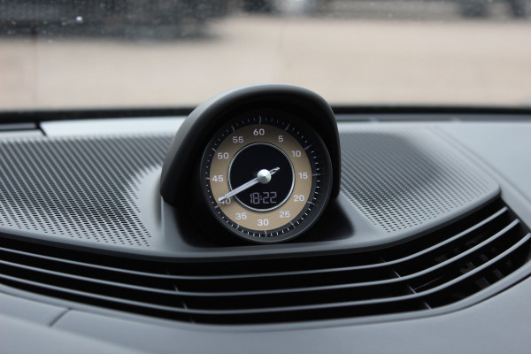 Porsche Taycan 4S Performance 84 kWh / SoH 93,3% / 1e Eign. / NL Auto / Panoramadak / 360Camera / Achterasbesturing / Burmester / Luchtvering / Keyless / 21'' / Sportdesign+Chrono / Stoel+Stuurverwarming / Dodehoek / DAB / Porsc