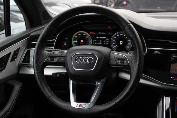Audi Q7 60 TFSI e quattro Pro Line S Competition / Trekhaak / Panoramadak / 360Camera / Head-up / Softclose / Laser LED / Luchtvering / 22'' / B&O / RS Seats / Keyless / Stuur+Stoelverwarming / Dodehoek / DAB / ACC