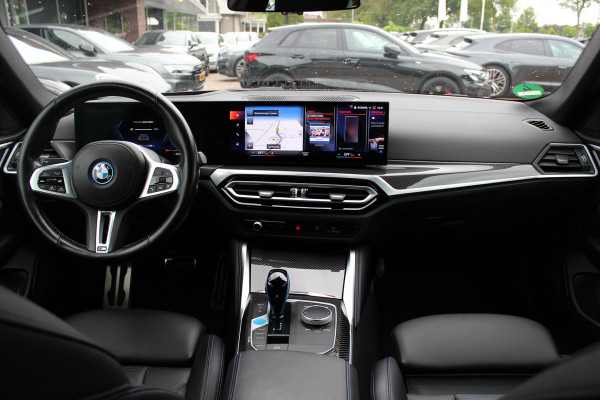 BMW i4 M50 High Executive 84 kWh / 360Camera / Head-up / Leder / Harman Kardon / Carbon intr.+extr. / 19'' / CarPlay / Stoelverwarming / Dodehoek / DAB / Cruise Control Adaptief