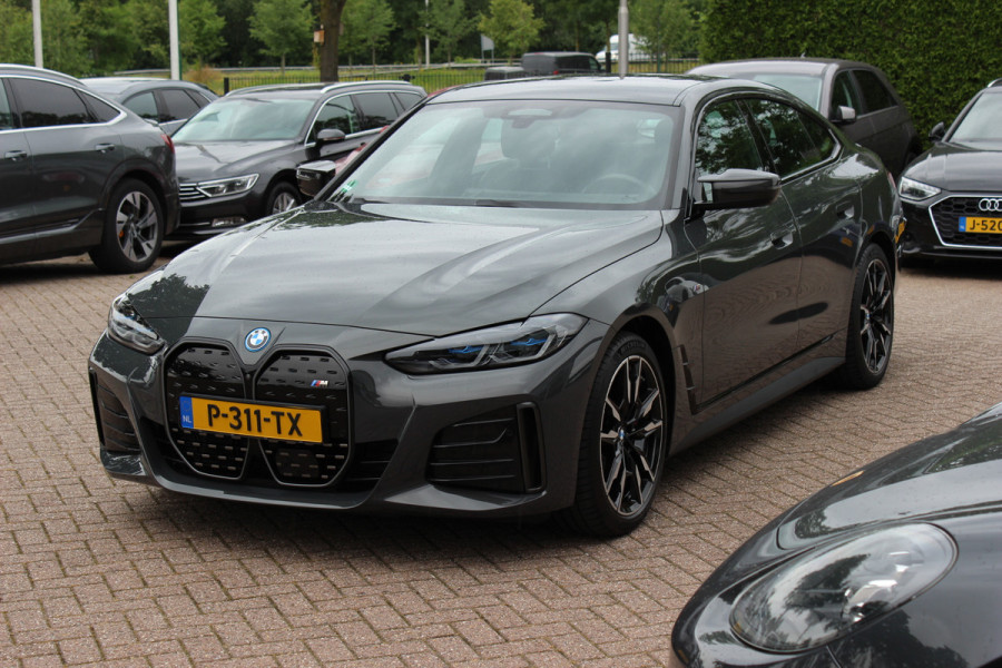 BMW i4 M50 High Executive 84 kWh / 360Camera / Head-up / Leder / Harman Kardon / Carbon intr.+extr. / 19'' / CarPlay / Stoelverwarming / Dodehoek / DAB / Cruise Control Adaptief