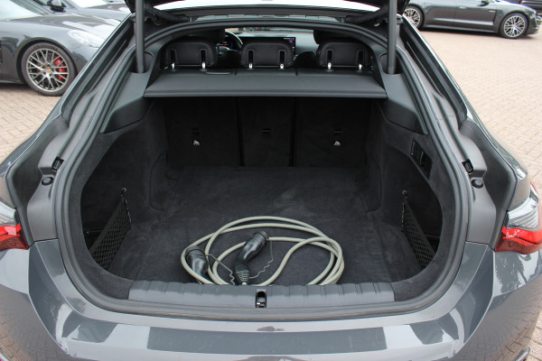 BMW i4 M50 High Executive 84 kWh / 360Camera / Head-up / Leder / Harman Kardon / Carbon intr.+extr. / 19'' / CarPlay / Stoelverwarming / Dodehoek / DAB / Cruise Control Adaptief