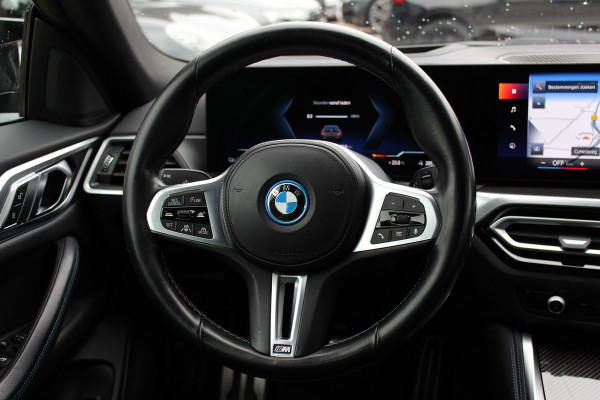 BMW i4 M50 High Executive 84 kWh / 360Camera / Head-up / Leder / Harman Kardon / Carbon intr.+extr. / 19'' / CarPlay / Stoelverwarming / Dodehoek / DAB / Cruise Control Adaptief