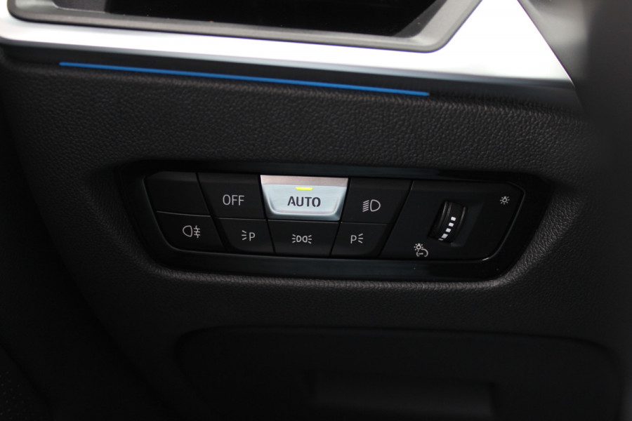 BMW i4 M50 High Executive 84 kWh / 360Camera / Head-up / Leder / Harman Kardon / Carbon intr.+extr. / 19'' / CarPlay / Stoelverwarming / Dodehoek / DAB / Cruise Control Adaptief