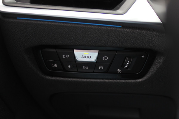 BMW i4 M50 High Executive 84 kWh / 360Camera / Head-up / Leder / Harman Kardon / Carbon intr.+extr. / 19'' / CarPlay / Stoelverwarming / Dodehoek / DAB / Cruise Control Adaptief