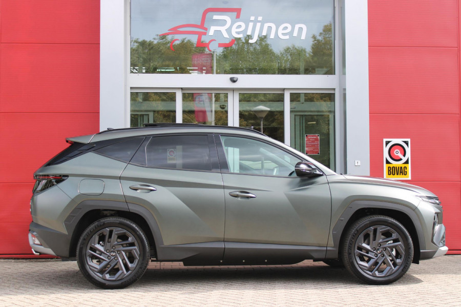 Hyundai Tucson 1.6 T-GDI PHEV 252PK 20TH ANNIVERSARY+SKY *NIEUW* | PANORAMISCH SCHUIF/KANTELDAK | STUUR / STOELVERWARMING | FULL LED KOPLAMPEN | HALF ALCANTARA / LEDER 20TH ANNIVERSARY DESIGN MET GROENE STIKSELS | NAVIGATIE | ADAPTIVE CRUISE CONTROL | DRAADLOOS APPLE CARPLAY / ANDROID AUTO | DRAADLOOS TELEFOONLADER | ELEKTRISCH BEDIENBARE ACHTERKLEP | DODEHOEK DETECTIE | 3 FASE CLIMATE CONTROL | KRELL PREMIUM AUDIO | 19"INCH 20TH ANNIVERSARY VELGEN | ZONWERING IN ACHTER PORTIEREN | PINE GREEN MATTE METALLIC LAK | DEURLIJSTEN MET LUXE AFWERKING | DAKRAILS ZWART |