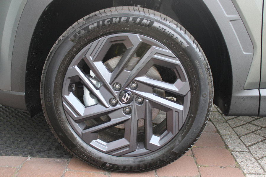 Hyundai Tucson 1.6 T-GDI PHEV 252PK 20TH ANNIVERSARY+SKY *NIEUW* | PANORAMISCH SCHUIF/KANTELDAK | STUUR / STOELVERWARMING | FULL LED KOPLAMPEN | HALF ALCANTARA / LEDER 20TH ANNIVERSARY DESIGN MET GROENE STIKSELS | NAVIGATIE | ADAPTIVE CRUISE CONTROL | DRAADLOOS APPLE CARPLAY / ANDROID AUTO | DRAADLOOS TELEFOONLADER | ELEKTRISCH BEDIENBARE ACHTERKLEP | DODEHOEK DETECTIE | 3 FASE CLIMATE CONTROL | KRELL PREMIUM AUDIO | 19"INCH 20TH ANNIVERSARY VELGEN | ZONWERING IN ACHTER PORTIEREN | PINE GREEN MATTE METALLIC LAK | DEURLIJSTEN MET LUXE AFWERKING | DAKRAILS ZWART |