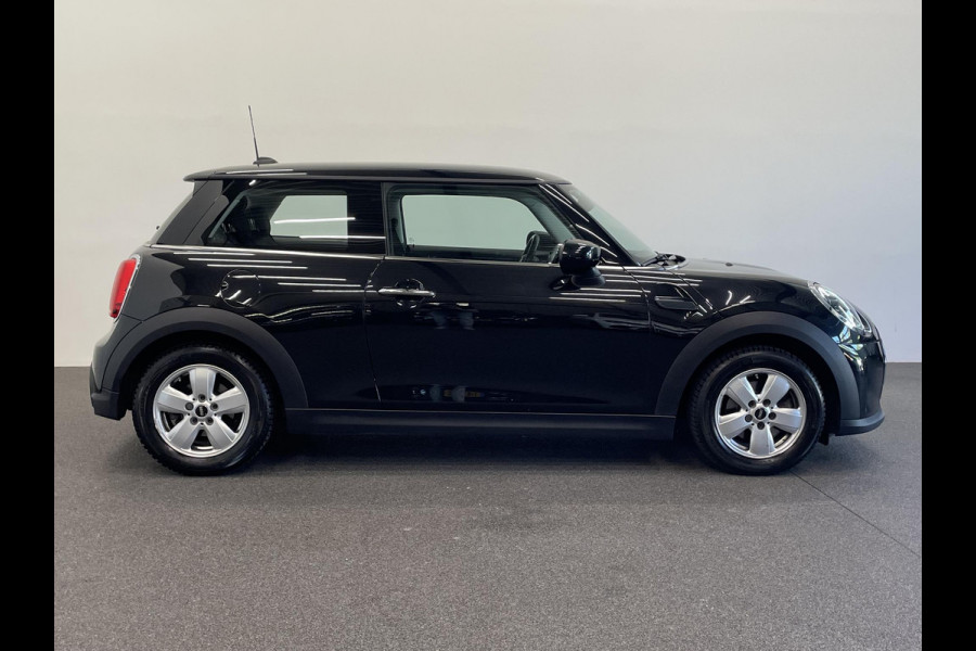 MINI Cooper 1.5 Business Edition 3-D LED Navi 8.8 inch Cruise DAB+ Airco Zwart Dak