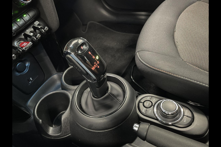 MINI Cooper 1.5 Business Edition 3-D LED Navi 8.8 inch Cruise DAB+ Airco Zwart Dak