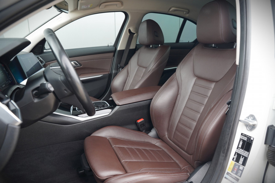 BMW 3-serie 330e eDrive Edition High Executive | Stoelverwarming | Navigatie | Apple Carplay | Parkeersensoren | Keyless | Cruise Control | LED | Leer | Trekhaak | Climate Control |