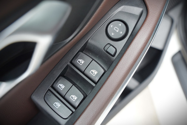 BMW 3-serie 330e eDrive Edition High Executive | Stoelverwarming | Navigatie | Apple Carplay | Parkeersensoren | Keyless | Cruise Control | LED | Leer | Trekhaak | Climate Control |