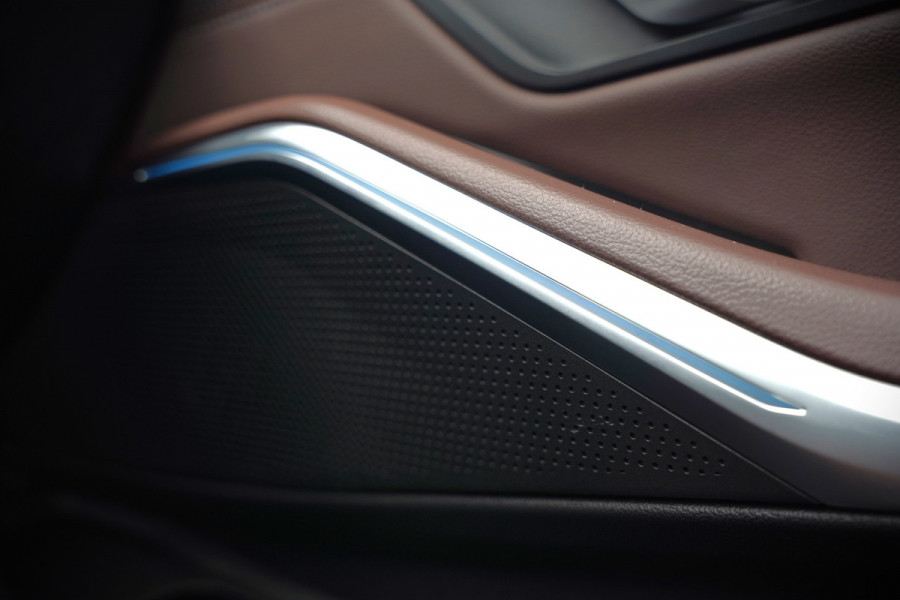 BMW 3-serie 330e eDrive Edition High Executive | Stoelverwarming | Navigatie | Apple Carplay | Parkeersensoren | Keyless | Cruise Control | LED | Leer | Trekhaak | Climate Control |