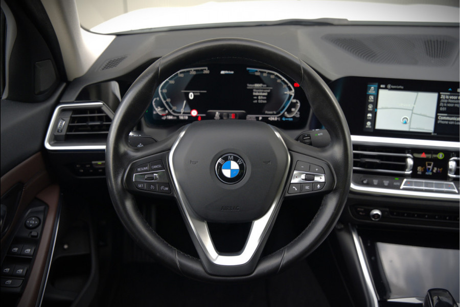 BMW 3-serie 330e eDrive Edition High Executive | Stoelverwarming | Navigatie | Apple Carplay | Parkeersensoren | Keyless | Cruise Control | LED | Leer | Trekhaak | Climate Control |