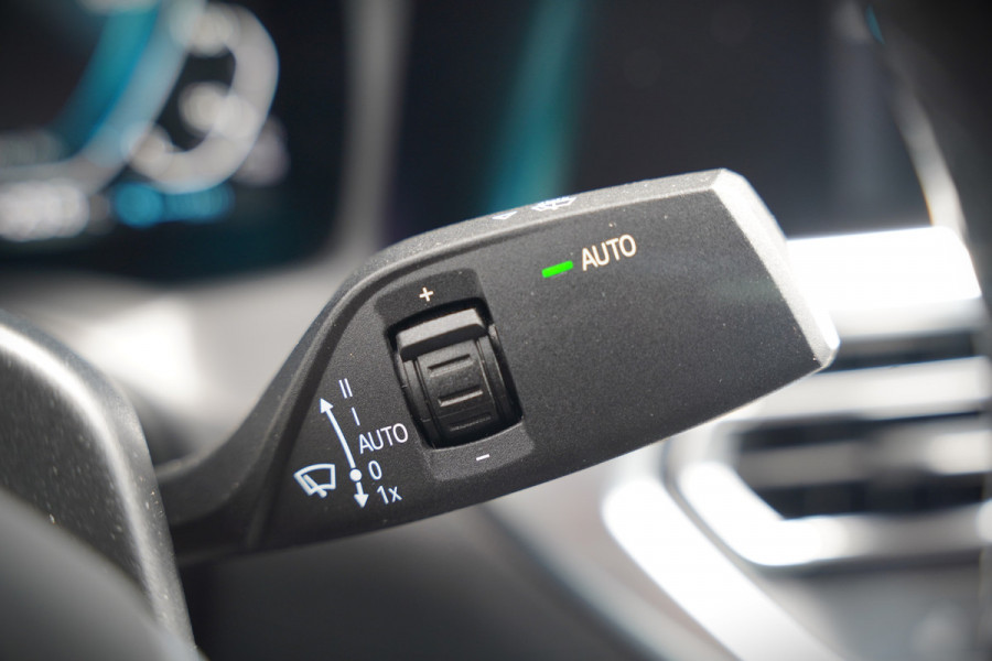 BMW 3-serie 330e eDrive Edition High Executive | Stoelverwarming | Navigatie | Apple Carplay | Parkeersensoren | Keyless | Cruise Control | LED | Leer | Trekhaak | Climate Control |