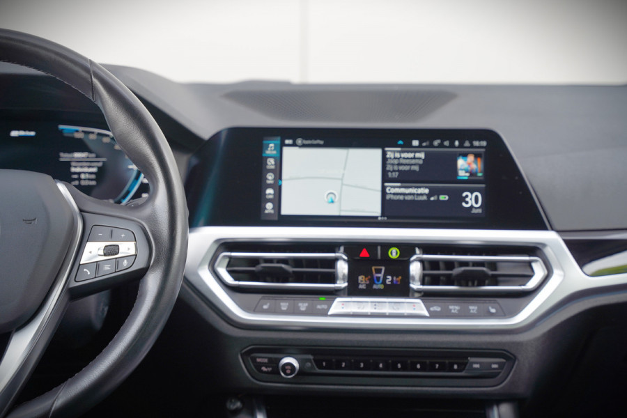 BMW 3-serie 330e eDrive Edition High Executive | Stoelverwarming | Navigatie | Apple Carplay | Parkeersensoren | Keyless | Cruise Control | LED | Leer | Trekhaak | Climate Control |
