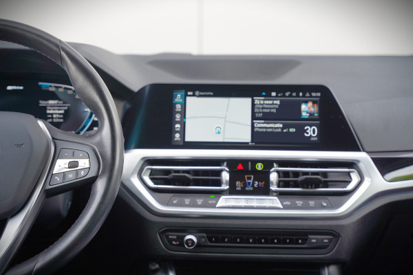 BMW 3-serie 330e eDrive Edition High Executive | Stoelverwarming | Navigatie | Apple Carplay | Parkeersensoren | Keyless | Cruise Control | LED | Leer | Trekhaak | Climate Control |