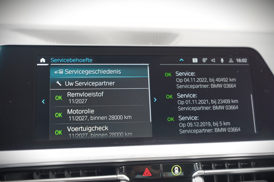 BMW 3-serie 330e eDrive Edition High Executive | Stoelverwarming | Navigatie | Apple Carplay | Parkeersensoren | Keyless | Cruise Control | LED | Leer | Trekhaak | Climate Control |
