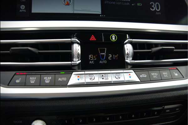 BMW 3-serie 330e eDrive Edition High Executive | Stoelverwarming | Navigatie | Apple Carplay | Parkeersensoren | Keyless | Cruise Control | LED | Leer | Trekhaak | Climate Control |