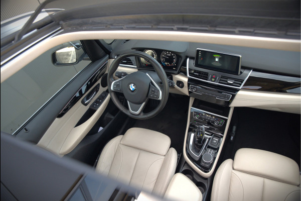 BMW 2 Serie Active Tourer 218i High Executive Luxury Line | Panoramadak | Stoelverwarming | Head-Up Display | Parkeersensoren | Navigatie | Trekhaak | Cruise Control | Climate Control | NAP