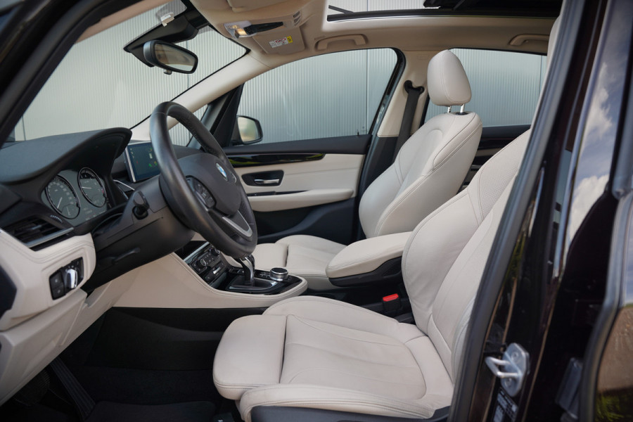 BMW 2 Serie Active Tourer 218i High Executive Luxury Line | Panoramadak | Stoelverwarming | Head-Up Display | Parkeersensoren | Navigatie | Trekhaak | Cruise Control | Climate Control | NAP