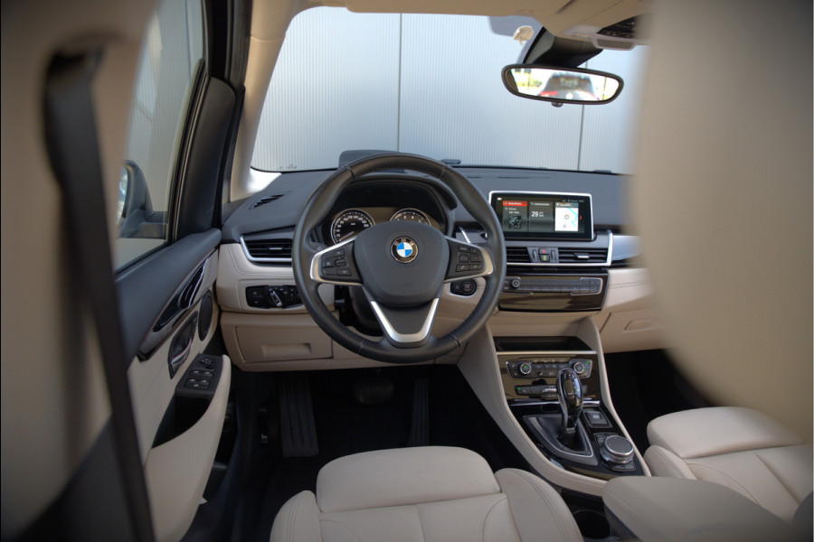 BMW 2 Serie Active Tourer 218i High Executive Luxury Line | Panoramadak | Stoelverwarming | Head-Up Display | Parkeersensoren | Navigatie | Trekhaak | Cruise Control | Climate Control | NAP