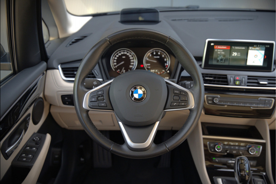 BMW 2 Serie Active Tourer 218i High Executive Luxury Line | Panoramadak | Stoelverwarming | Head-Up Display | Parkeersensoren | Navigatie | Trekhaak | Cruise Control | Climate Control | NAP