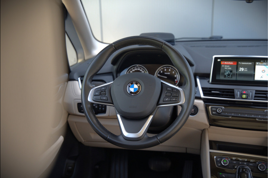 BMW 2 Serie Active Tourer 218i High Executive Luxury Line | Panoramadak | Stoelverwarming | Head-Up Display | Parkeersensoren | Navigatie | Trekhaak | Cruise Control | Climate Control | NAP