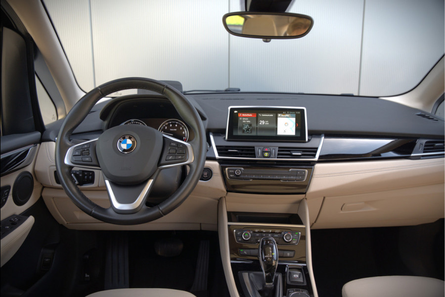 BMW 2 Serie Active Tourer 218i High Executive Luxury Line | Panoramadak | Stoelverwarming | Head-Up Display | Parkeersensoren | Navigatie | Trekhaak | Cruise Control | Climate Control | NAP