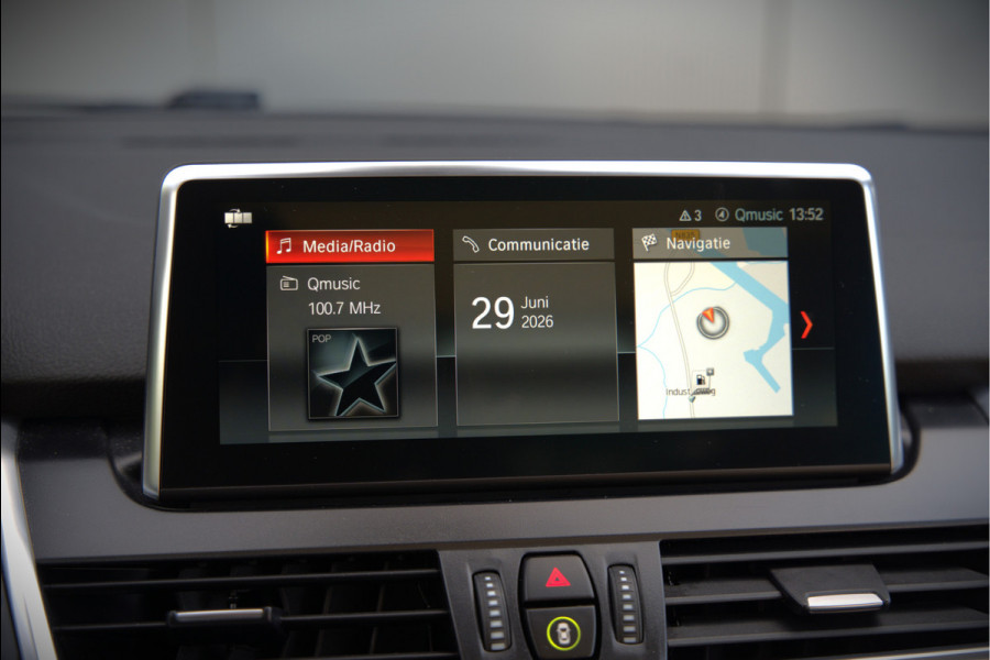 BMW 2 Serie Active Tourer 218i High Executive Luxury Line | Panoramadak | Stoelverwarming | Head-Up Display | Parkeersensoren | Navigatie | Trekhaak | Cruise Control | Climate Control | NAP