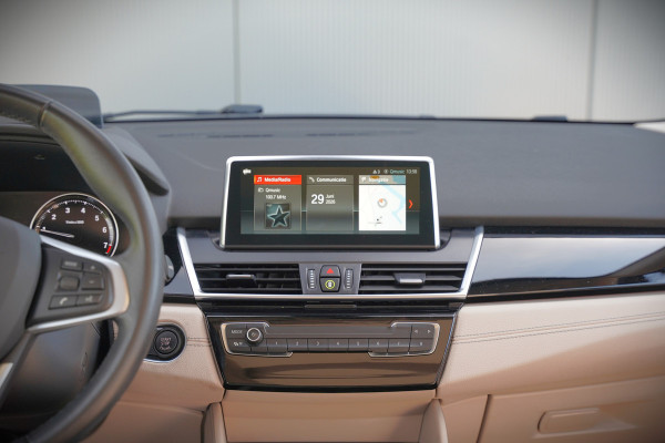 BMW 2 Serie Active Tourer 218i High Executive Luxury Line | Panoramadak | Stoelverwarming | Head-Up Display | Parkeersensoren | Navigatie | Trekhaak | Cruise Control | Climate Control | NAP
