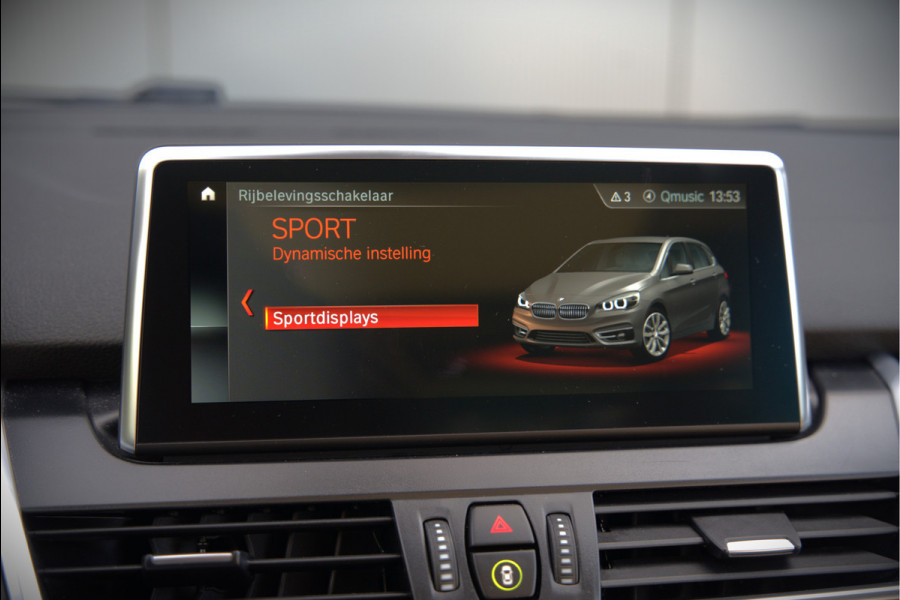 BMW 2 Serie Active Tourer 218i High Executive Luxury Line | Panoramadak | Stoelverwarming | Head-Up Display | Parkeersensoren | Navigatie | Trekhaak | Cruise Control | Climate Control | NAP