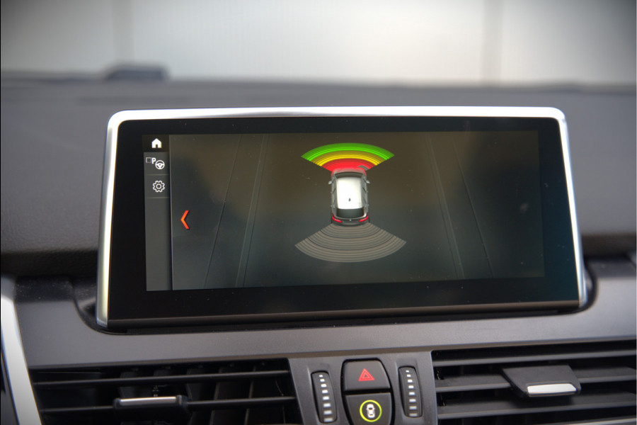 BMW 2 Serie Active Tourer 218i High Executive Luxury Line | Panoramadak | Stoelverwarming | Head-Up Display | Parkeersensoren | Navigatie | Trekhaak | Cruise Control | Climate Control | NAP