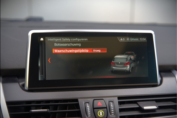 BMW 2 Serie Active Tourer 218i High Executive Luxury Line | Panoramadak | Stoelverwarming | Head-Up Display | Parkeersensoren | Navigatie | Trekhaak | Cruise Control | Climate Control | NAP
