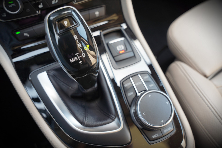 BMW 2 Serie Active Tourer 218i High Executive Luxury Line | Panoramadak | Stoelverwarming | Head-Up Display | Parkeersensoren | Navigatie | Trekhaak | Cruise Control | Climate Control | NAP
