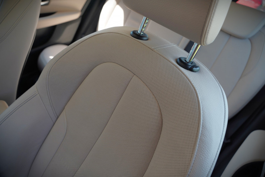 BMW 2 Serie Active Tourer 218i High Executive Luxury Line | Panoramadak | Stoelverwarming | Head-Up Display | Parkeersensoren | Navigatie | Trekhaak | Cruise Control | Climate Control | NAP