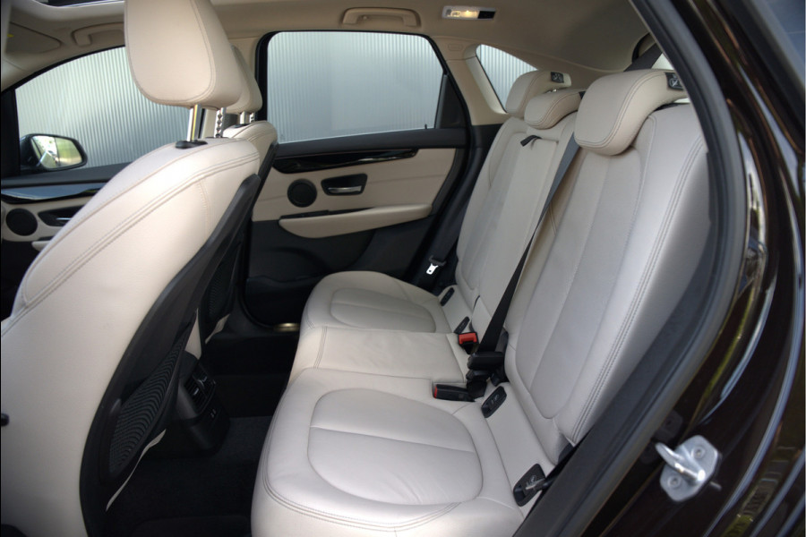 BMW 2 Serie Active Tourer 218i High Executive Luxury Line | Panoramadak | Stoelverwarming | Head-Up Display | Parkeersensoren | Navigatie | Trekhaak | Cruise Control | Climate Control | NAP