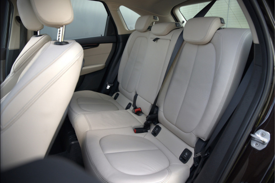BMW 2 Serie Active Tourer 218i High Executive Luxury Line | Panoramadak | Stoelverwarming | Head-Up Display | Parkeersensoren | Navigatie | Trekhaak | Cruise Control | Climate Control | NAP