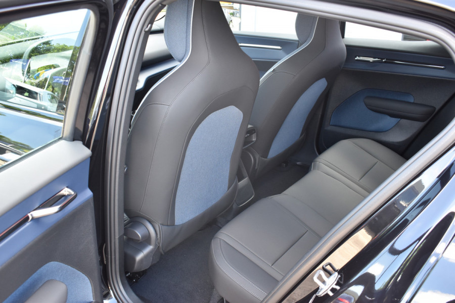 Volvo EX30 Extended Range 272PK Plus 69 kWh | Trekhaak | BLIS | Camera Achter | H&K | PDC V+A | Stoel/Stuur verwarm. |