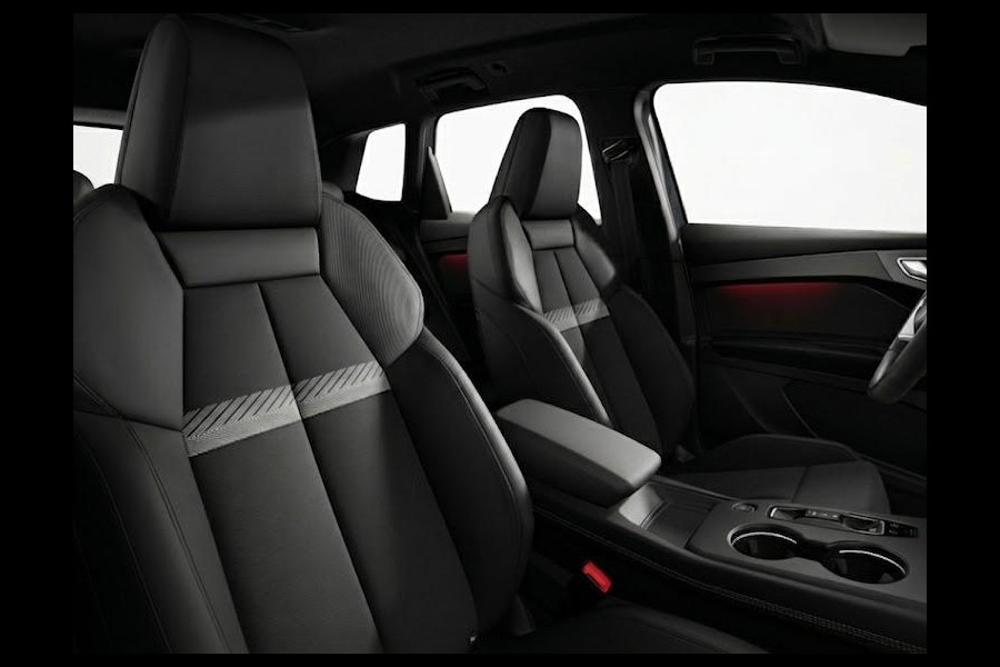 Audi Q4 e-tron Advanced edition 63 kWh 204 pk | Techniekpakket plus | Privacy glas | Lichtpakket plus ambient light | Trekhaak |