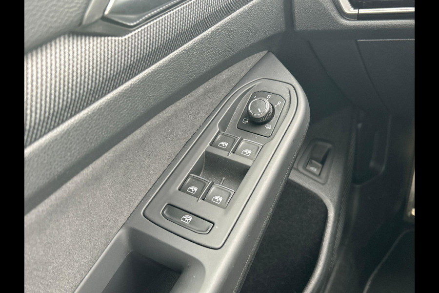 Volkswagen Golf Variant 1.5 eTSI R-Line Edition | Private lease vanaf €607 | 115PK DSG | IQ Led | 360 graden camera | Virtual cockpit | Stoelverwarming |