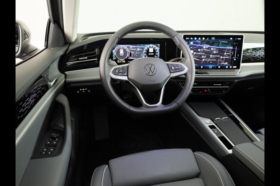 Volkswagen Passat Variant Elegance Business 1.5 eHybrid 150 kW / 204 pk | Private lease vanaf €895 | Panoramaschuif/kanteldak, Lederen interieur, Stoelventilatie en massage
