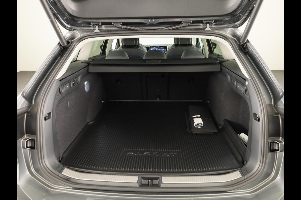Volkswagen Passat Variant Elegance Business 1.5 eHybrid 150 kW / 204 pk | Private lease vanaf €895 | Panoramaschuif/kanteldak, Lederen interieur, Stoelventilatie en massage
