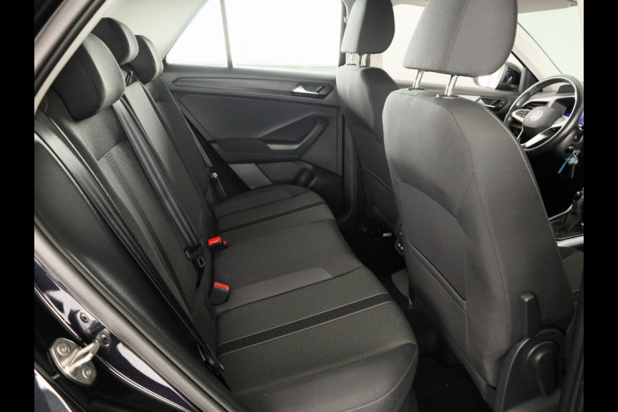 Volkswagen T-Roc 1.5 TSI Life 150 pk Automaat (DSG) | Navigatie via App | Parkeersensoren (Park assist) | Achteruitrijcamera | Autom. airco | Stoelverwarming |