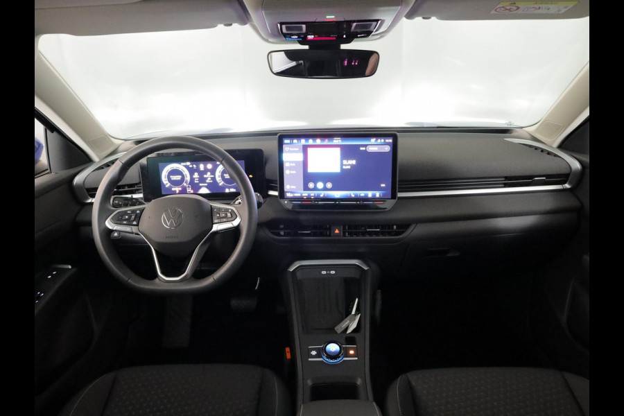Volkswagen T-Roc Life First Edition 1.5 eTSI 85 kW / 116 PK SUV 7 v | Private lease vanaf €656 | DSG | Camera| 18'LM-velgen| verwarmd stuur en stoelen