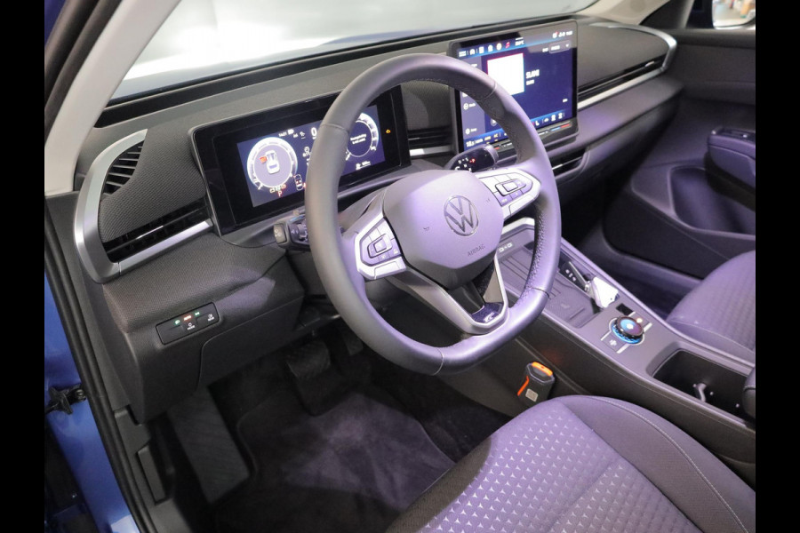 Volkswagen T-Roc Life First Edition 1.5 eTSI 85 kW / 116 PK SUV 7 v | Private lease vanaf €656 | DSG | Camera| 18'LM-velgen| verwarmd stuur en stoelen