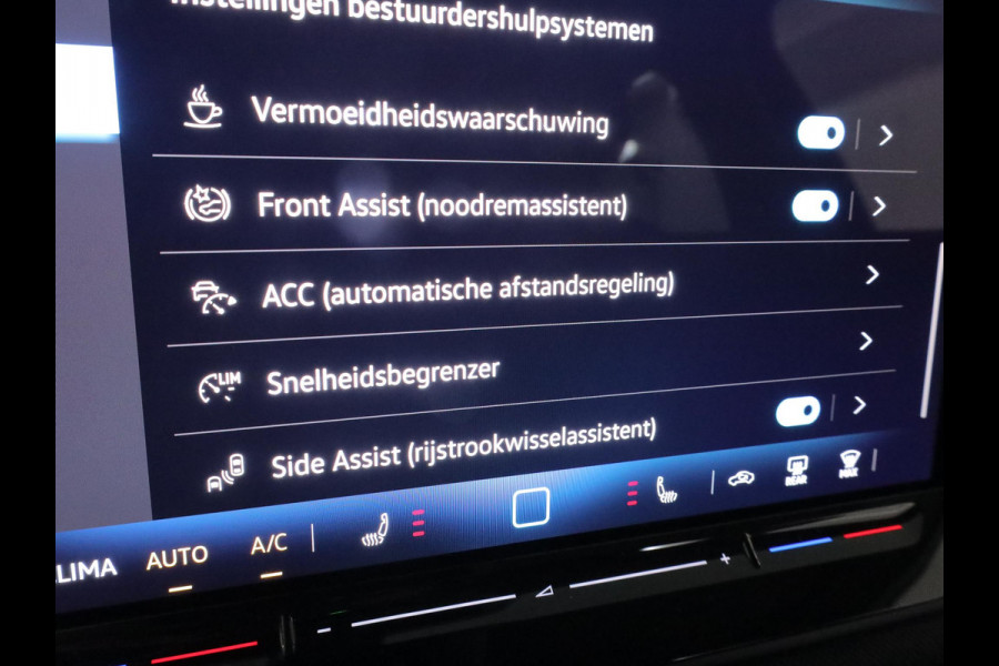 Volkswagen T-Roc Life First Edition 1.5 eTSI 85 kW / 116 PK SUV 7 v | Private lease vanaf €656 | DSG | Camera| 18'LM-velgen| verwarmd stuur en stoelen